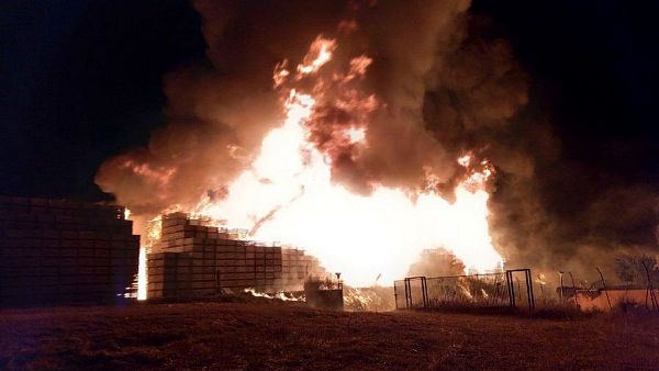 Un incendio en una cooperativa frut�cola obliga a desalojar varias viviendas en Lleida