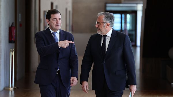 El candidato del PP a la investidura, Alfonso Fern�ndez Ma�ueco, junto al portavoz de Vox, Carlos Poll�n.