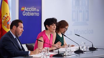El ministro de Transportes y Movilidad Sostenible, �scar Puente; la ministra de Inclusi�n, Seguridad Social y Migraciones y portavoz del Gobierno, Elma Saiz, y la ministra de Sanidad, M�nica Garc�a.