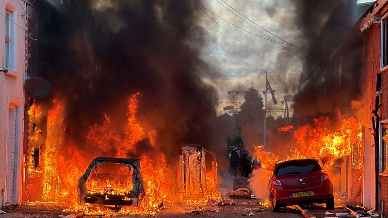 Las protestas antiinmigrantes en Belfast provocan actos violentos con residentes evacuados de casas en llamas