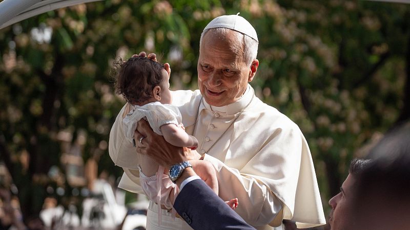 Los beb�s bendecidos por Le�n XIV durante su visita a Espa�a: una de las im�genes m�s tiernas