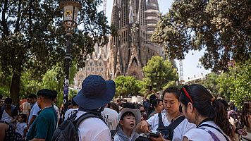 Turistas en el entorno de la Sagrada Familia de Barcelona