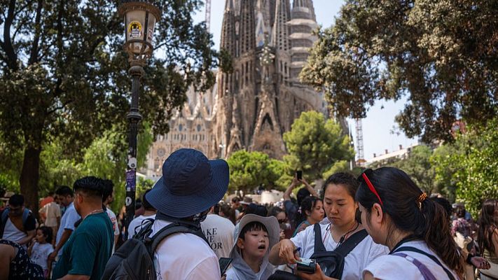 Turistas en el entorno de la Sagrada Familia de Barcelona