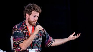 �lvaro Cervantes durante el cololquio sobre 'Sorda' en el Centro Penitenciario Madrid IV (� Alberto Ortega - Cortes�a de la Academia de Cine)
