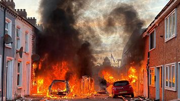 Las protestas antiinmigrantes en Belfast provocan enfrentamientos violentos con residentes evacuados