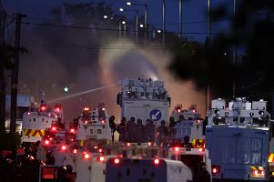 La Policía aplaca los disturbios antiinmigración en Belfast con cañones de agua