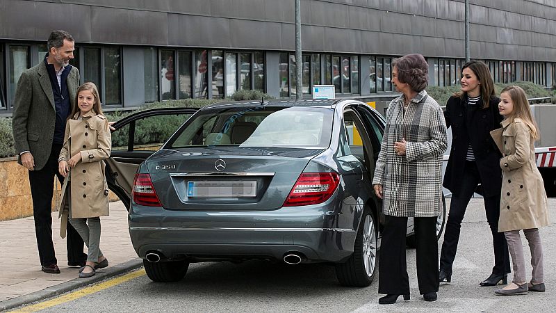 El rey Juan Carlos evoluciona favorablemente de la operación de rodilla y pasa a planta