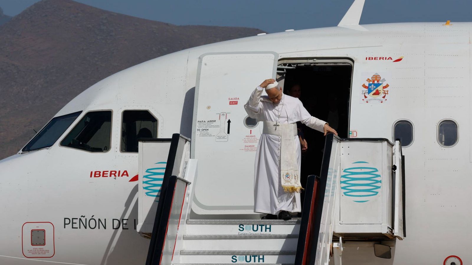 León XIV llega a Canarias en la primera visita de un papa a las islas - RTVE Noticias Vídeo | Ver