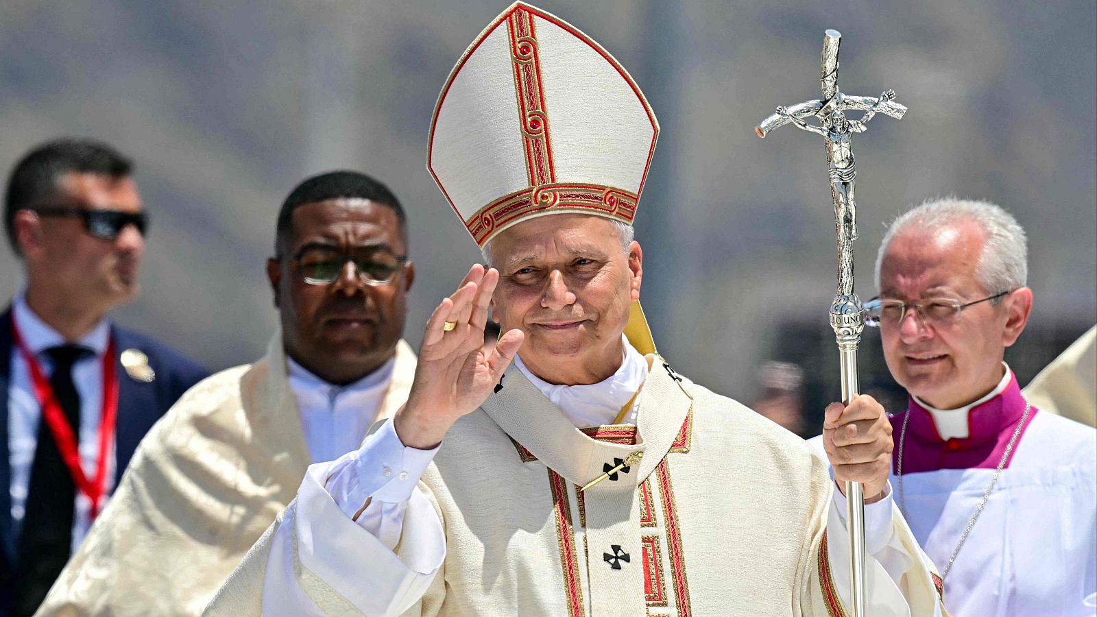 El papa se despide de España: "Regreso a Roma conmovido por el gran afecto con el que me han recibido" | Ver