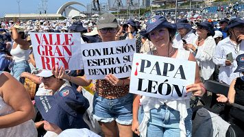 El silbo gomero anuncia la llegada de León XIV a Tenerife, una isla hospitalaria desde donde se despide de España