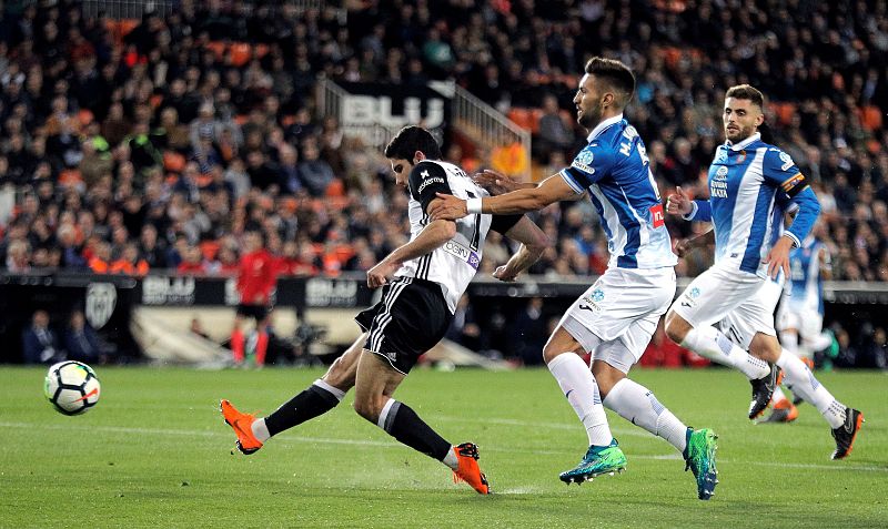 El Valencia gana al Espanyol y recupera la tercera plaza