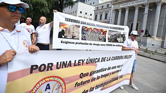 Militares se manifiestan ante el Congreso para pedir subidas de sueldo y ser reconocidos como profesi�n de riesgo