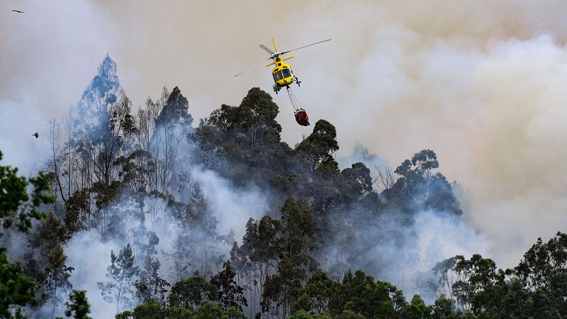 Galicia declara el nivel 2 por un incendio en Padrón y preocupa la intensidad de las llamas en Grado, Asturias