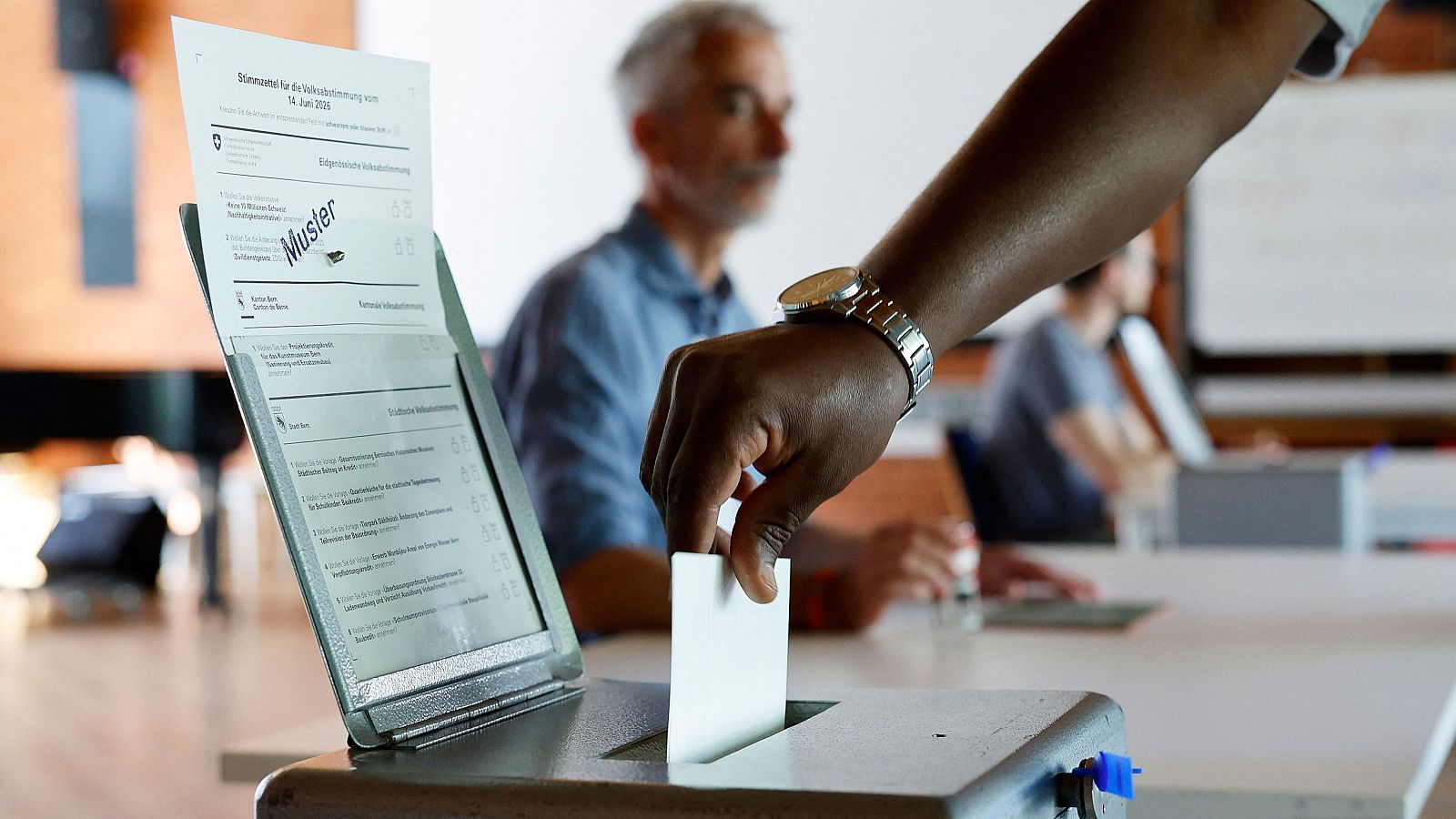 Suiza vota si limita su población a 10 millones para 2050 - Fin de semana 24h | Ver