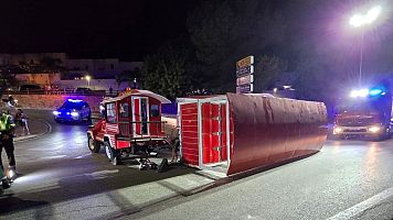 Varios heridos al volcar un tren tur�stico en C�rtama, M�laga