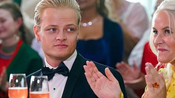 Marius Borg H�iby y su madre, la princesa heredera Mette-Marit de Noruega, en una imagen tomada el 16 de junio de 2022 en Oslo.