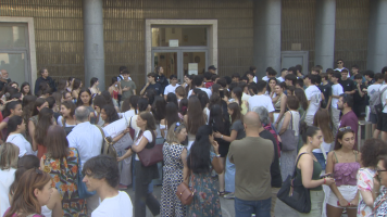 Estudiantes que han sacado cero en el examen de Euskera de la PAU protestan frente a la EHU en Bilbao