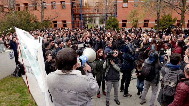 Centenares de alumnos se concentran para exigir la dimisión de Cifuentes y del rector de la URJC