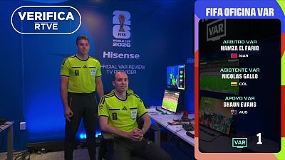El pol�mico gesto del �rbitro australiano en el Mundial: Shaun Evans niega la intenci�n supremacista y la FIFA no le sanciona