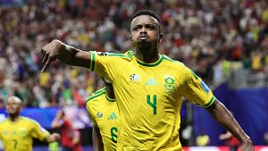 Mokoena celebra su gol