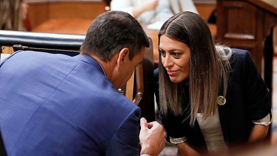El president del Govern, Pedro S�nchez, conversa al Congr�s amb la portaveu de Junts, M�riam Nogueras