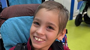 La sonrisa de Adrián frente a una enfermedad sin cura