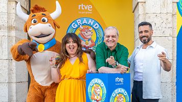 01 Presentacion Grand Prix_Presentadores y vaquilla