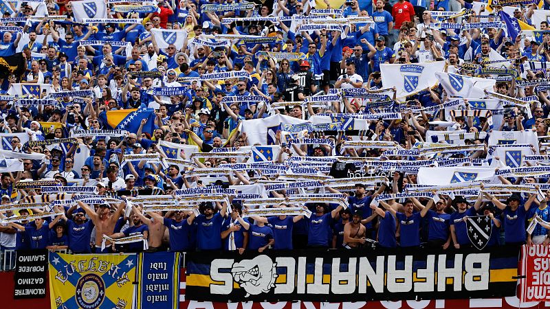 Bosnia le da la vuelta al sueño americano: 'I am from Bosnia, take me to America'