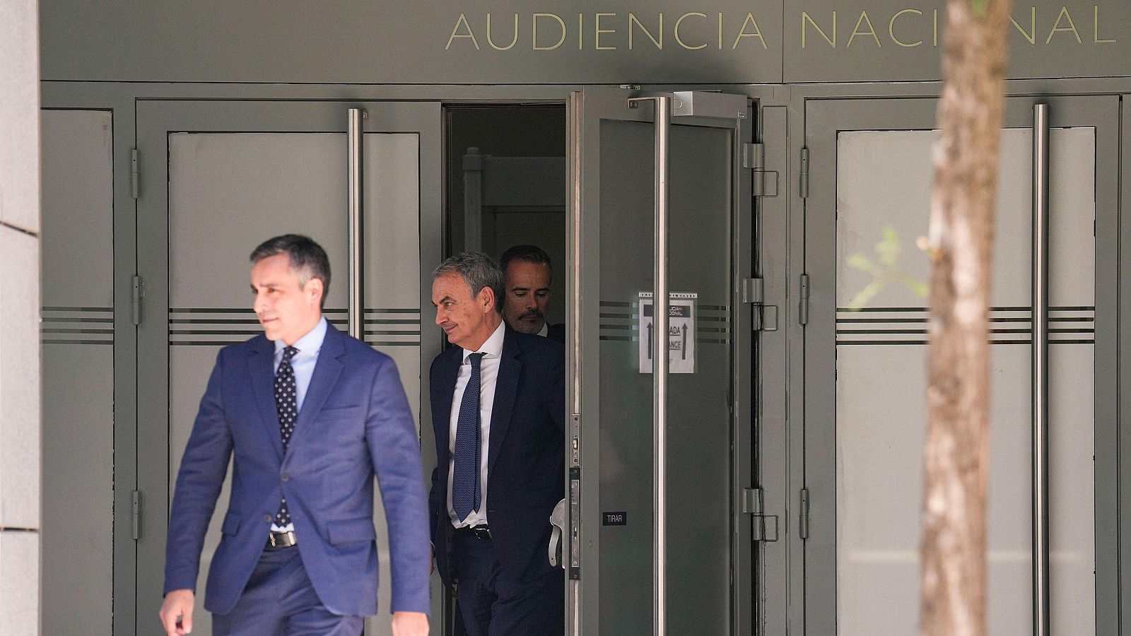 Zapatero defiende su "decencia y honradez" en un comunicado - La noche en 24h | Ver