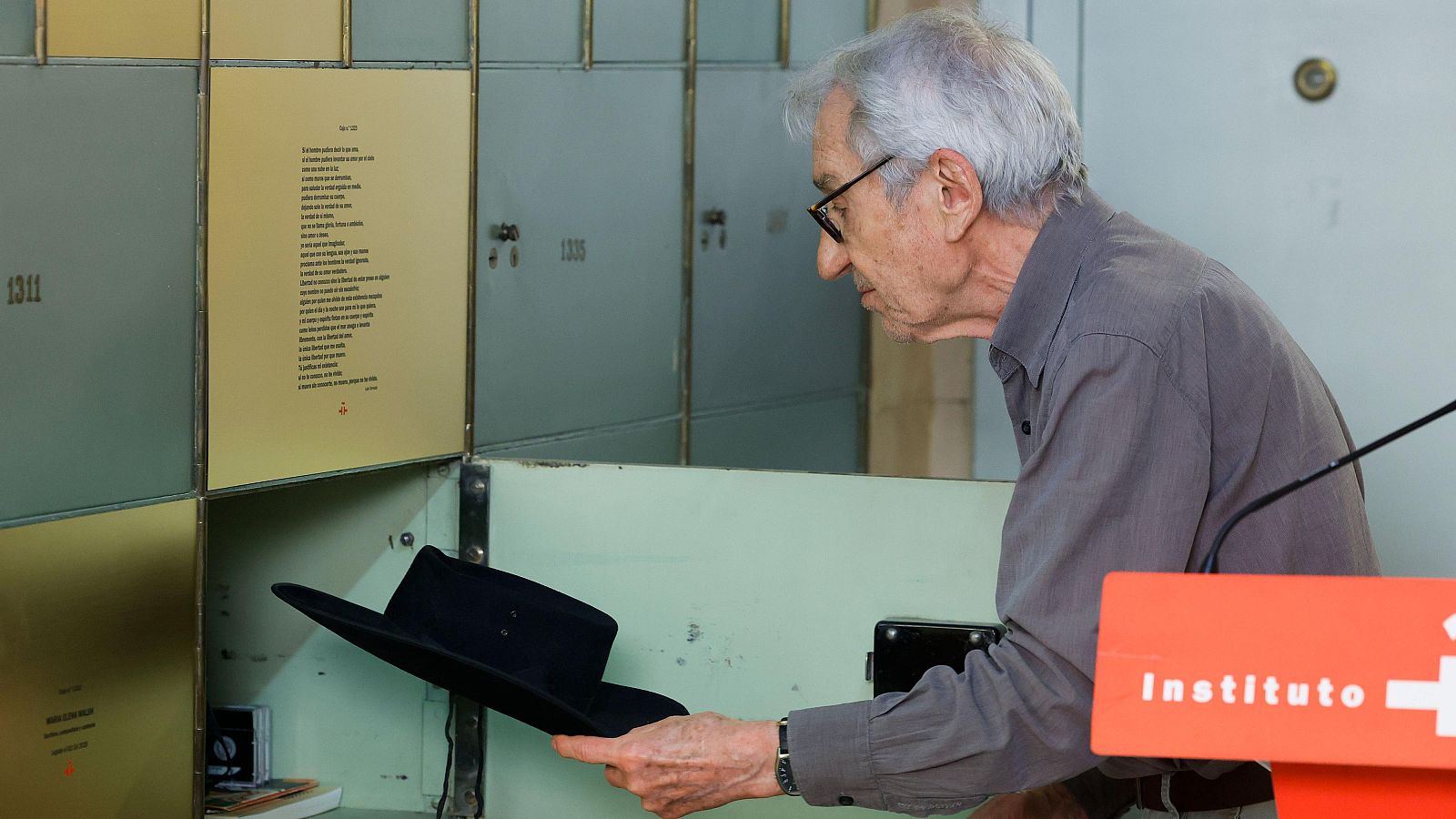 José Sacristán deposita su legado en la Caja de las Letras del Instituto Cervantes - Telediario 2 | Ver