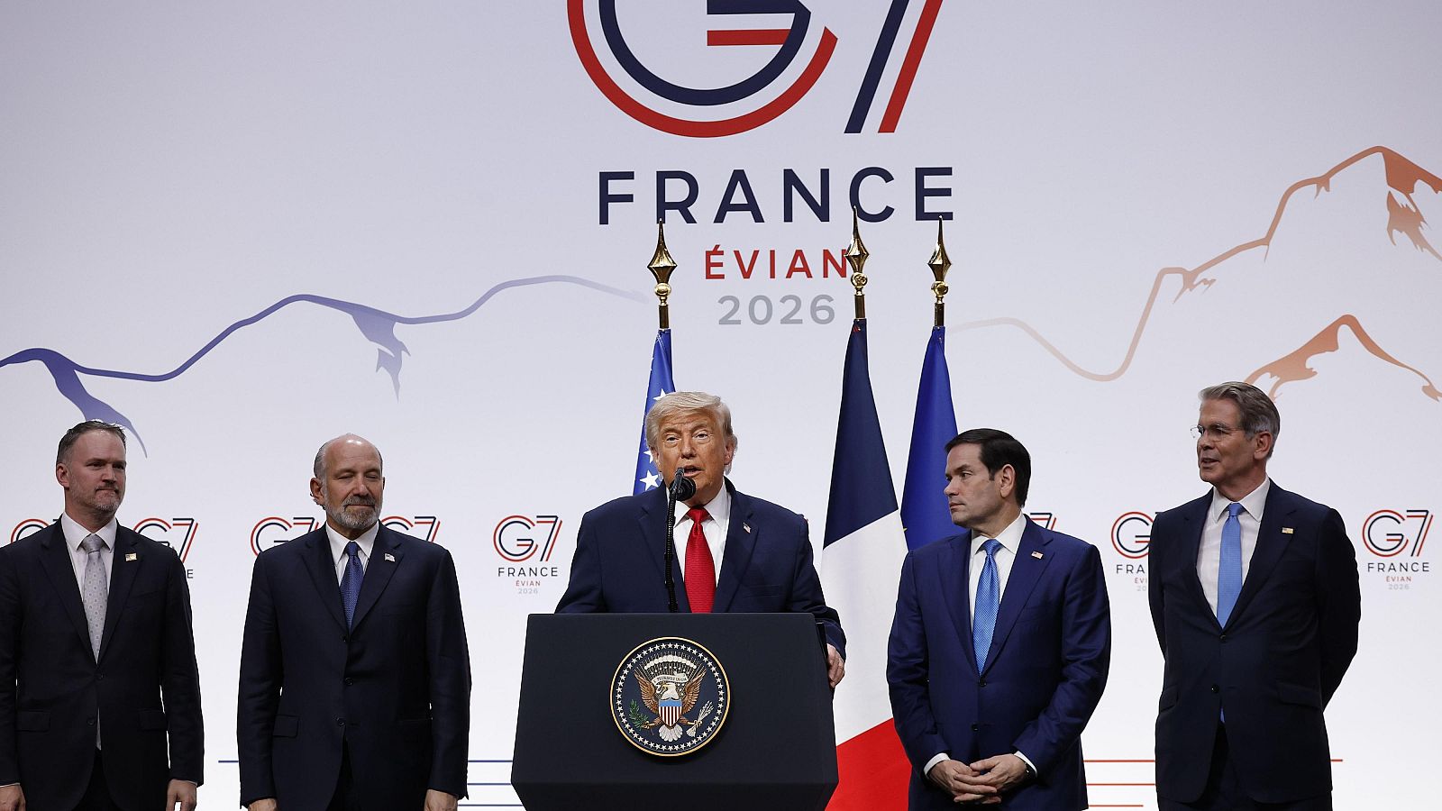 Trump advierte a Irán de que volverá a bombardear si no "se comportan" y llegan a un acuerdo final | Ver ahora