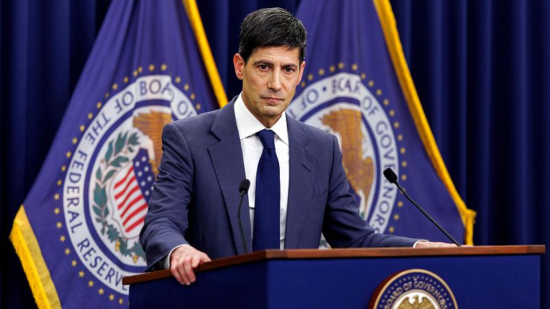 Kevin Warsh se estrena al frente de la Fed manteniendo los tipos de interés que Donald Trump exige bajar