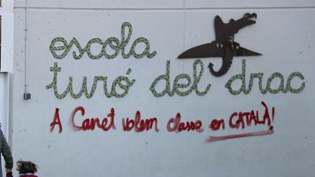 Una pintada reclama l'ensenyament en catal� a la fa�ana de l'escola Tur� del Drac de Canet de Mar