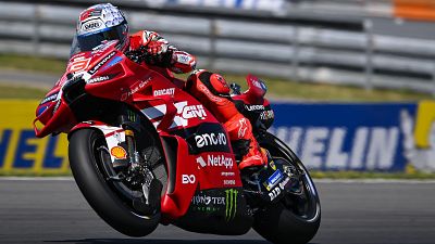 Marc M�rquez aprovecha la sanci�n de Bezzecchi para apretar el Mundial de MotoGP con su victoria en Brno