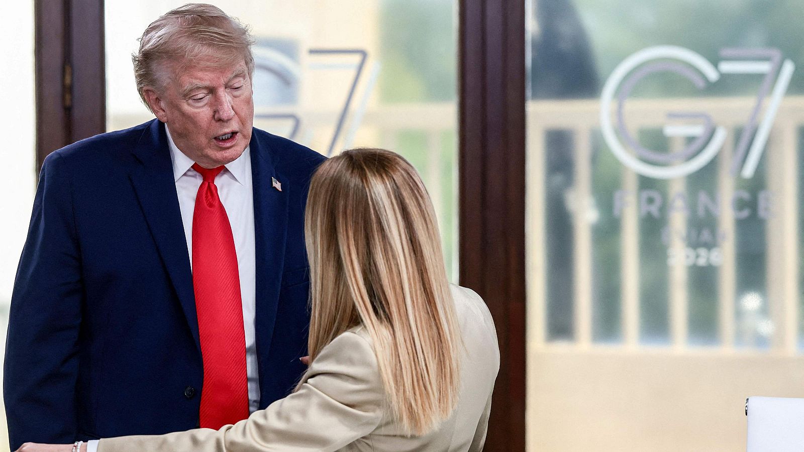 Trump asegura que accedió a fotografiarse con Meloni porque le dio "pena" y provoca una crisis diplomática con Italia | Ver ahora