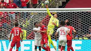 El portero suizo Gregor Kobel salta para realizar una parada durante el partido entre Suiza y Canad�