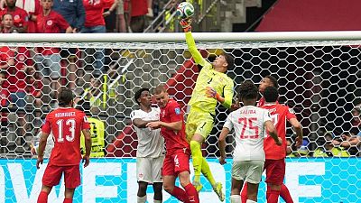 El portero suizo Gregor Kobel salta para realizar una parada durante el partido entre Suiza y Canad�