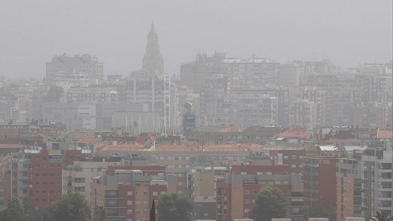 El calor extremo y el repunte en la movilidad empeoraron la calidad del aire en España en 2025