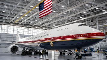 Trump desvela el nuevo Air Force One, un Boeing de lujo con los colores de la bandera, donado por Catar