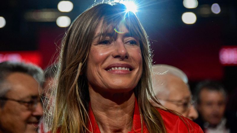Peinado cita a Begoña Gómez para que entregue el pasaporte el miércoles, día de la comparecencia de Sánchez