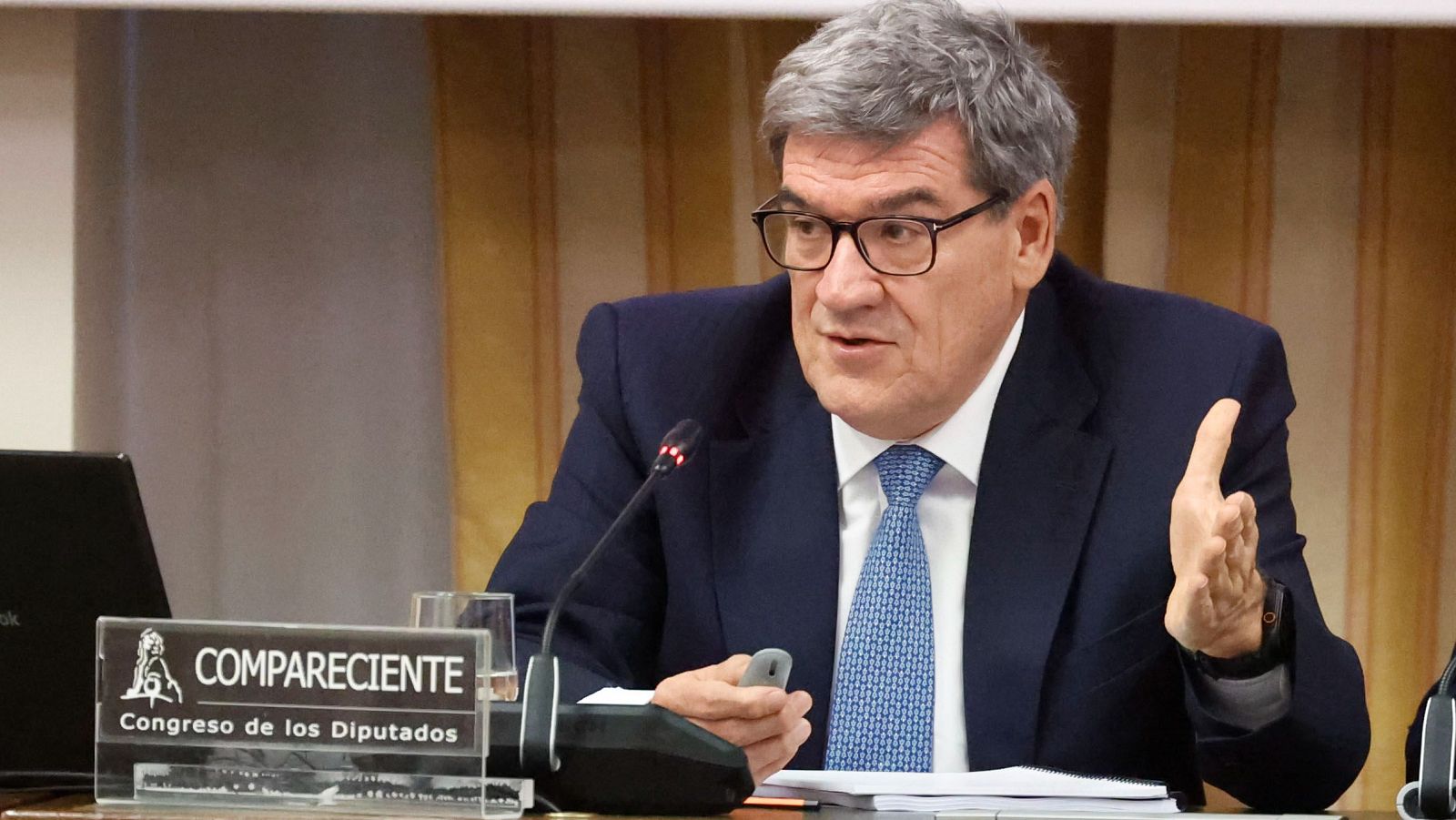 Escrivá niega que hablara con Zapatero sobre el rescate de Plus Ultra - Telediario 2 | Ver