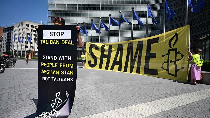 La Unión Europea se reúne con los talibanes en Bruselas para explorar vías de deportar a afganos a su país
