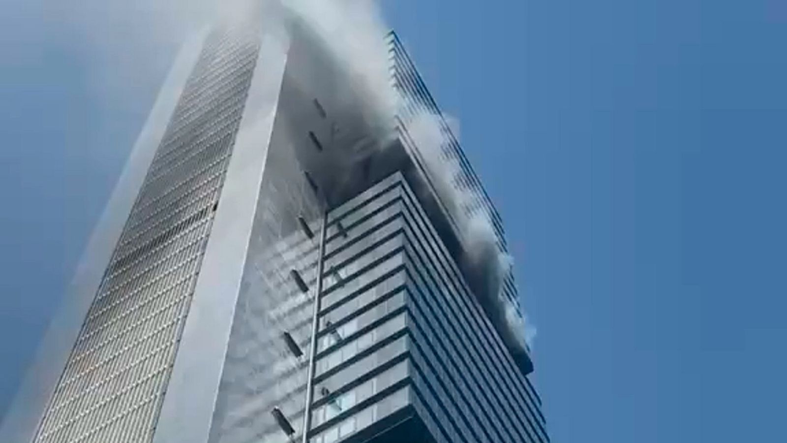 Extinguido el incendio en la Torre Moeve de Madrid - La tarde en 24h | Ver