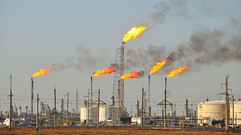 El barril de petróleo baja de los 75 dólares tras los primeros movimientos en el estrecho de Ormuz
