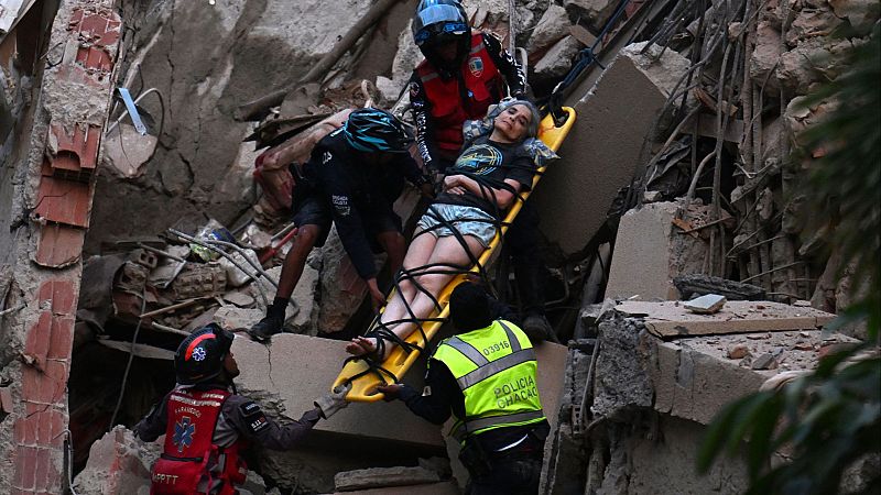 "¡Antonio, mamá está aquí!": miles de personas buscan en la calle a supervivientes de los terremotos de Venezuela