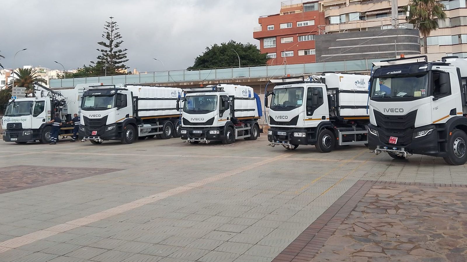 Cuatro camiones cuba refuerzan la limpieza de Melilla | Ver