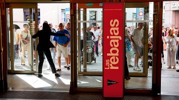 Los grandes comercios han empezado este jueves las rebajas: el gasto medio ser� de 111 euros