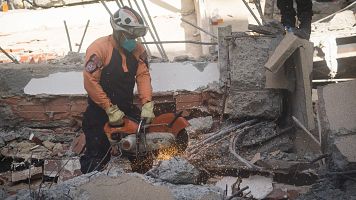 La carrera contrarreloj entre los escombros.