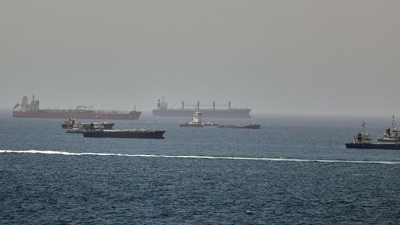 La agencia marítima de la ONU pausa la evacuación de 11.000 marineros en Ormuz tras el ataque a un buque