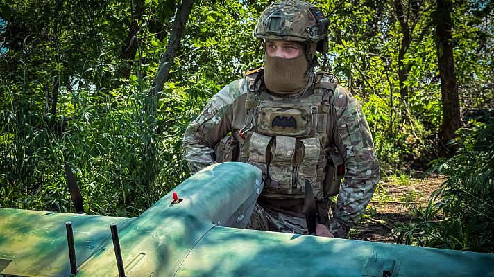 Imagen de un v�deo del Ministerio de Defensa ruso de un soldado con un dron de reconocimiento en alg�n lugar de Ucrania